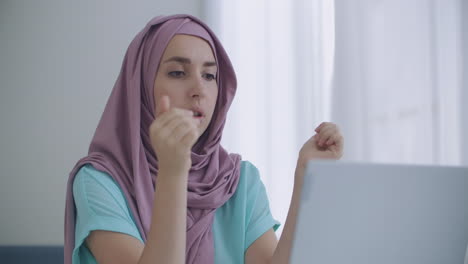 Junge-Indische-Geschäftsfrau-Trägt-Hijab-Und-Kommuniziert-Mit-Fernarbeiter-Im-Webcam-Konferenzchat.-Muslimischer-Online-Lehrer-Führt-Vorstellungsgespräch-Per-Videoanruf.